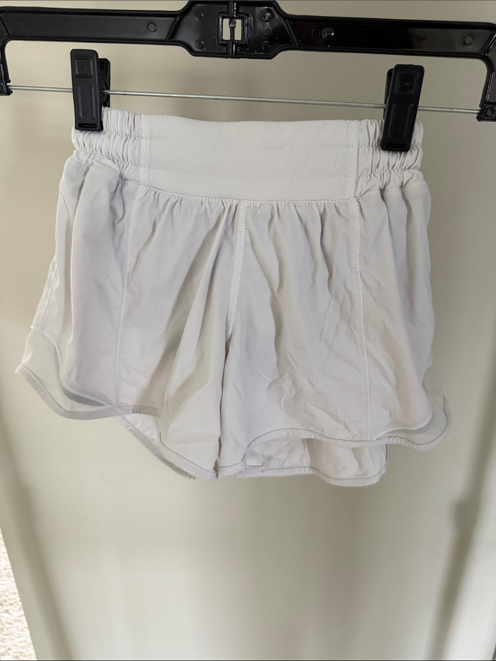 Lululemon white hotty hot shorts low rise 4” size 0